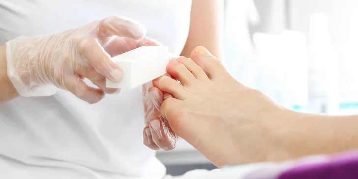 Wellness pedikúra či mokrá pedikúra s regeneračným zábalom
