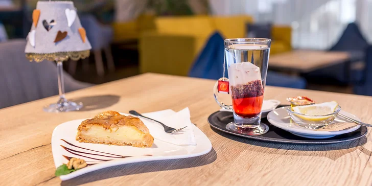Koláčik podľa výberu s espressom, čajom alebo horúcou brusinkou v Pinet clube