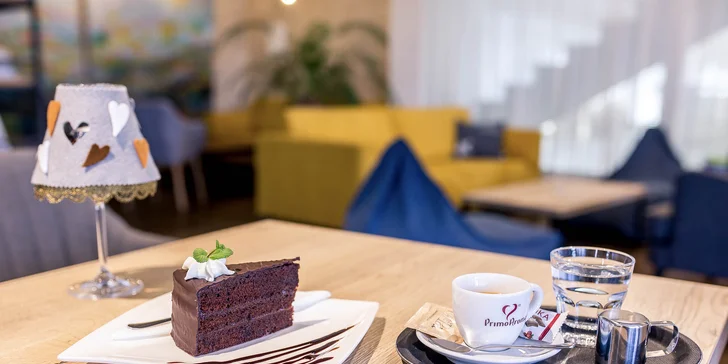 Koláčik podľa výberu s espressom, čajom alebo horúcou brusinkou v Pinet clube