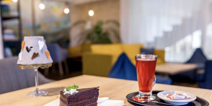 Koláčik podľa výberu s espressom, čajom alebo horúcou brusinkou v Pinet clube