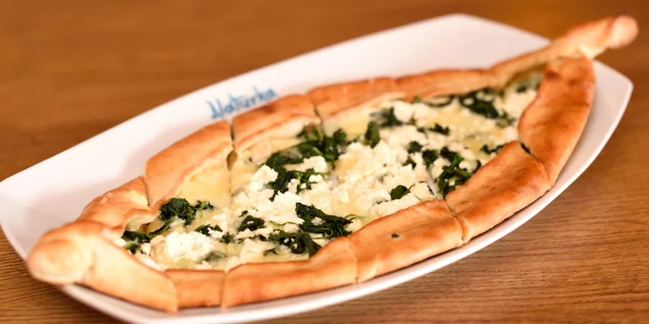 Kuracie a špenátové pide alebo hovädzí lahmacun vo Fresh markete