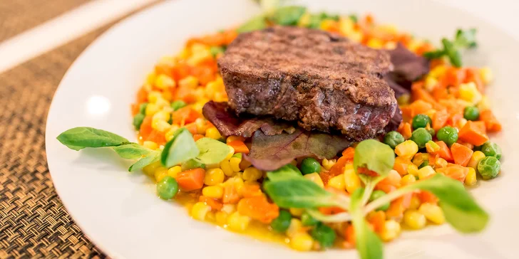 Steak z hovädzej sviečkovice aj s prílohou a omáčkou
