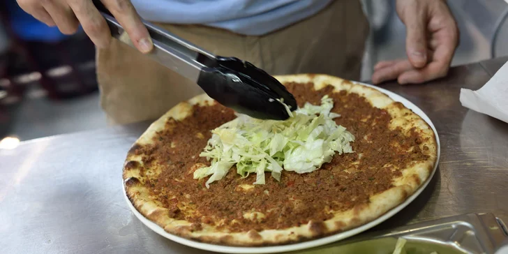 Kuracie a špenátové pide alebo hovädzí lahmacun vo Fresh markete