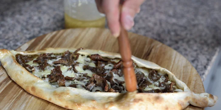 Kuracie a špenátové pide alebo hovädzí lahmacun vo Fresh markete