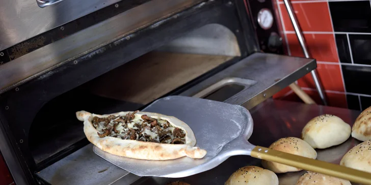 Kuracie a špenátové pide alebo hovädzí lahmacun vo Fresh markete