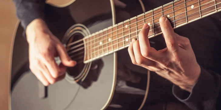 Online gitarový kurz so známym gitaristom Neilom Hoganom