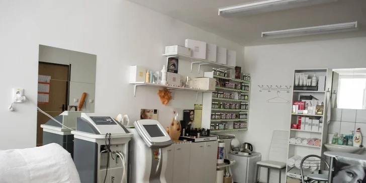 Čistenie pleti s prírodnými kyselinami alebo diamantová mikrodermabrázia