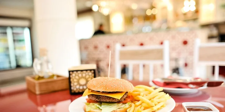 Dva druhy burgrov v Yalla restaurant