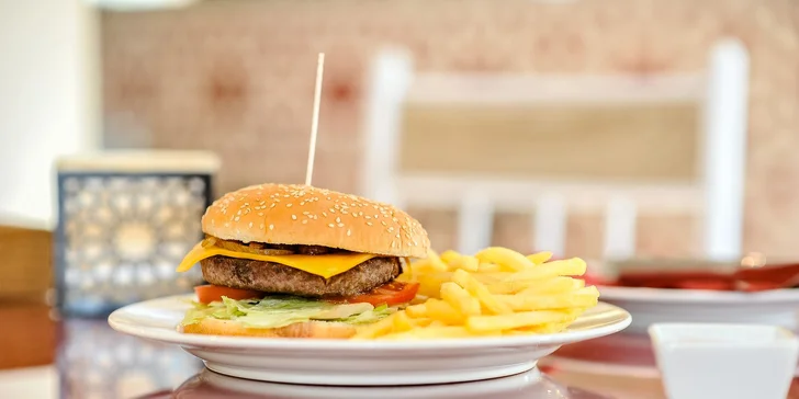 Dva druhy burgrov v Yalla restaurant