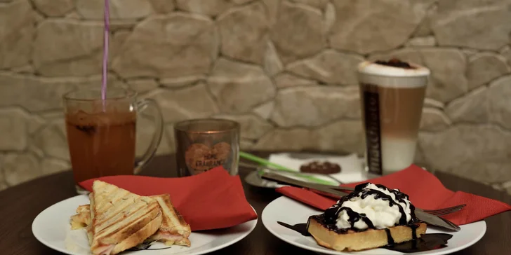 Chutné malé občerstvenie v Cafe Bar Emócia