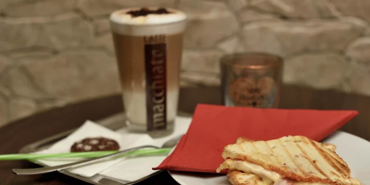 Chutné malé občerstvenie v Cafe Bar Emócia