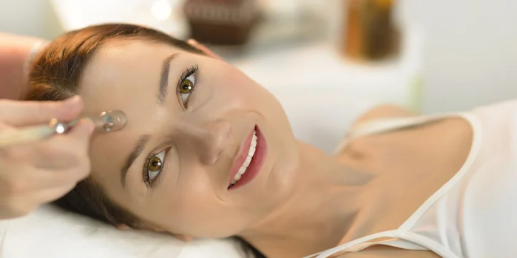 Omladzujúce ošetrenie pleti a masáž tváre v salóne Beauty