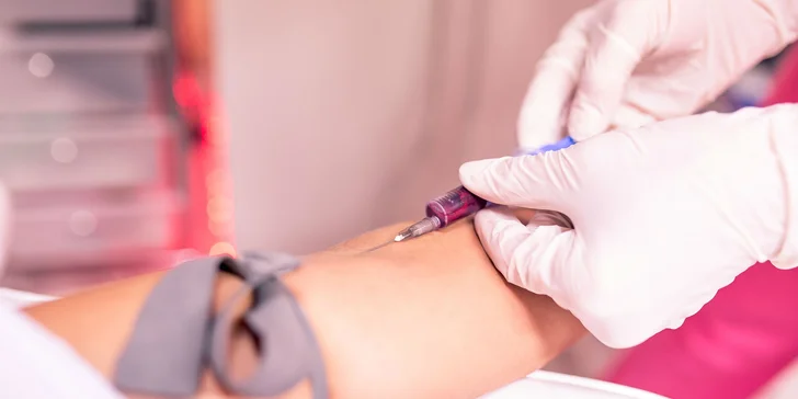 Vitamíny, kyselina hyalurónová či Dracula lift Vital injectorom