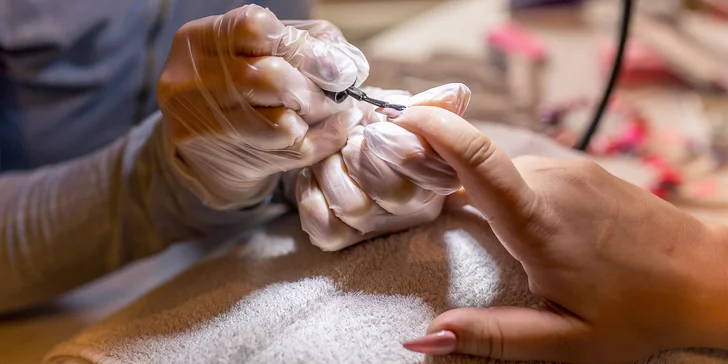 Gélové nechty, gél lak alebo wellness manikúra v M&T Beauty