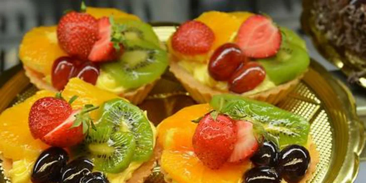Dve torty s kávou alebo čajom v romantickom Café Mozart naproti orloju
