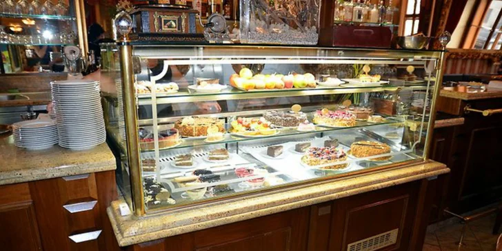 Dve torty s kávou alebo čajom v romantickom Café Mozart naproti orloju
