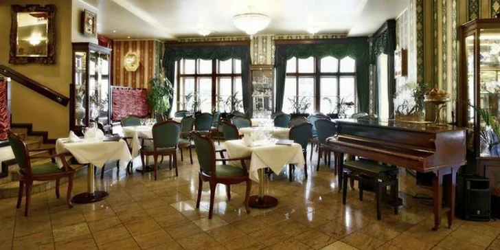 Dve torty s kávou alebo čajom v romantickom Café Mozart naproti orloju