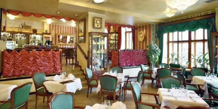 Dve torty s kávou alebo čajom v romantickom Café Mozart naproti orloju