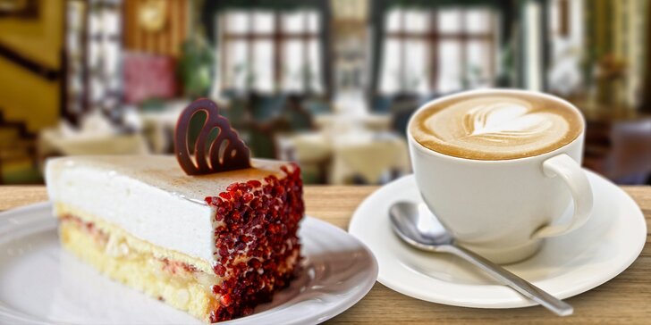 Dve torty s kávou alebo čajom v romantickom Café Mozart naproti orloju