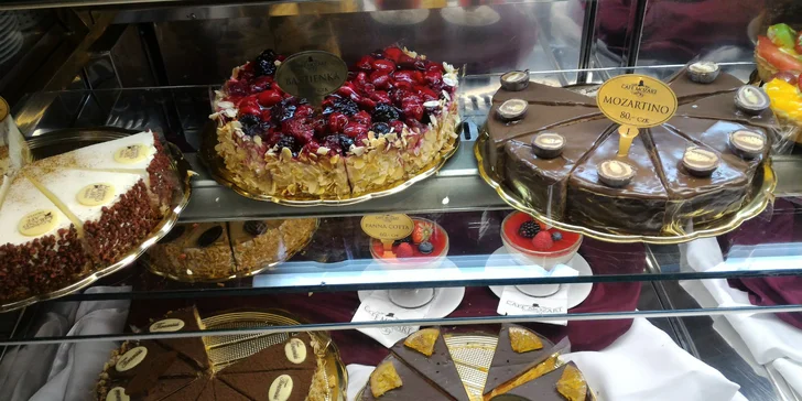 Dve torty s kávou alebo čajom v romantickom Café Mozart naproti orloju