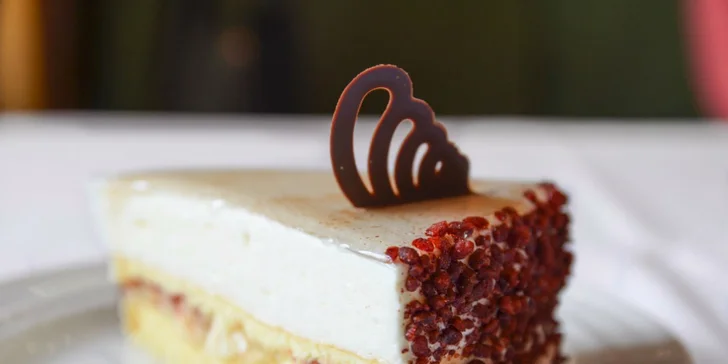 Dve torty s kávou alebo čajom v romantickom Café Mozart naproti orloju