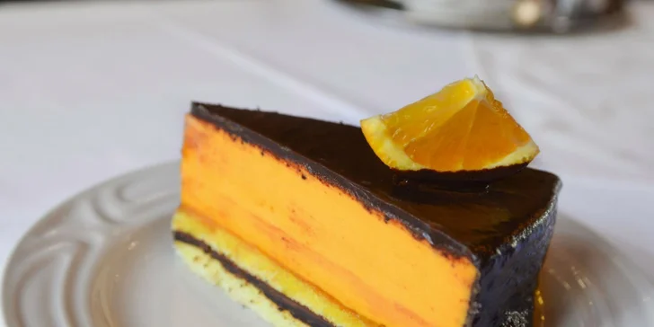 Dve torty s kávou alebo čajom v romantickom Café Mozart naproti orloju