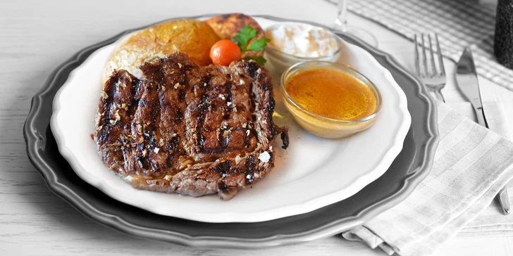 Vyskladajte si 3-chodové menu v Café Mozart, odkiaľ krásne uvidíte na orloj
