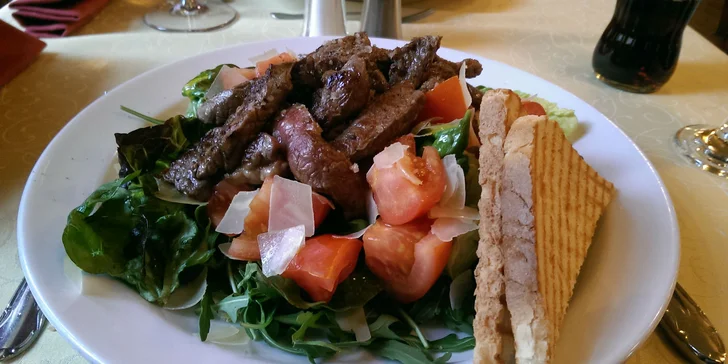 Vyskladajte si 3-chodové menu v Café Mozart, odkiaľ krásne uvidíte na orloj