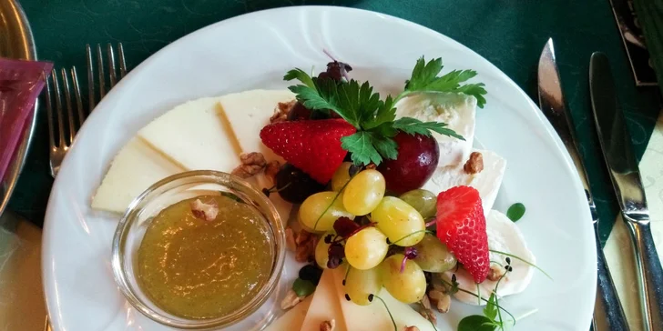 Vyskladajte si 3-chodové menu v Café Mozart, odkiaľ krásne uvidíte na orloj