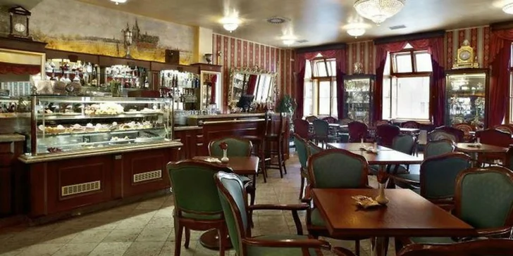 Dve torty s kávou alebo čajom v romantickom Café Mozart naproti orloju