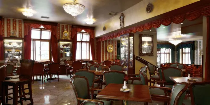 Vyskladajte si 3-chodové menu v Café Mozart, odkiaľ krásne uvidíte na orloj