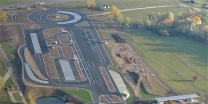 Adrenalínová jazda na okruhu Hradec Králové na luxusných autách Ferrari, Porsche, Aston Martin,McLaren, BMW alebo Lamborghini! Palivo v cene!