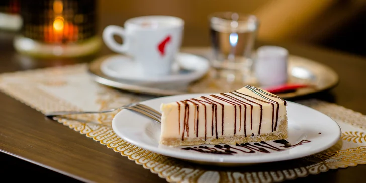 Káva Julis Meinl s croissantom alebo cheesecakeom