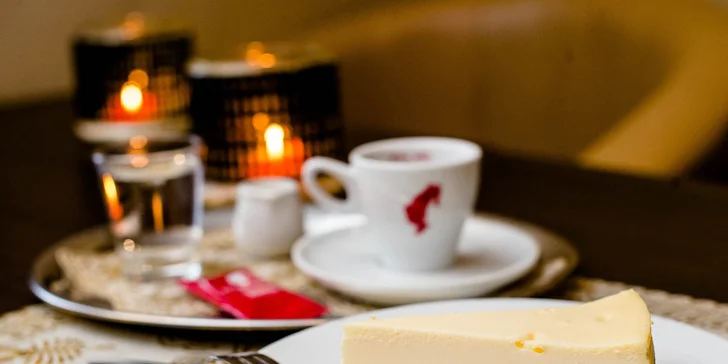 Káva Julis Meinl s croissantom alebo cheesecakeom