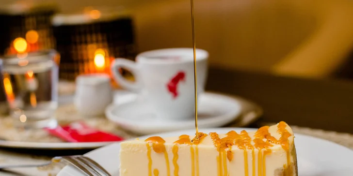 Káva Julis Meinl s croissantom alebo cheesecakeom
