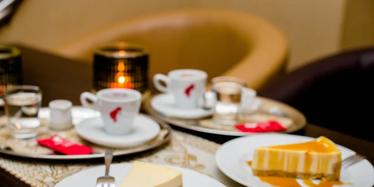 Káva Julis Meinl s croissantom alebo cheesecakeom