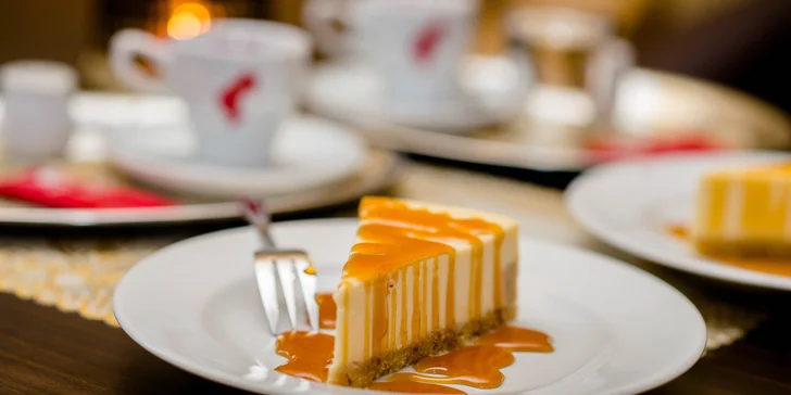 Káva Julis Meinl s croissantom alebo cheesecakeom