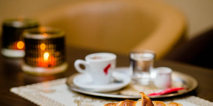 Káva Julis Meinl s croissantom alebo cheesecakeom