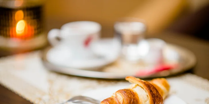 Káva Julis Meinl s croissantom alebo cheesecakeom