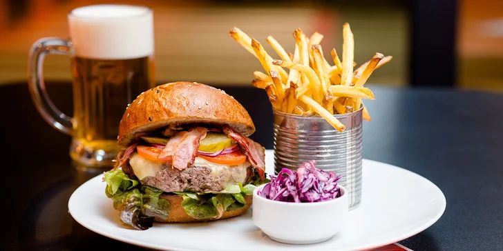Bio hovädzí burger s hranolčekmi a nápojom