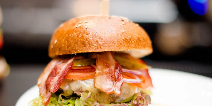 Bio hovädzí burger s hranolčekmi a nápojom