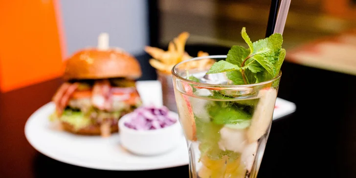 Bio hovädzí burger s hranolčekmi a nápojom