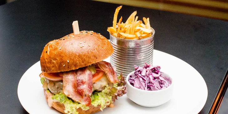 Bio hovädzí burger s hranolčekmi a nápojom