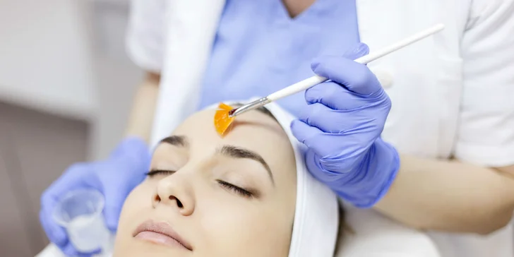 Čistenie pleti s prírodnými kyselinami alebo diamantová mikrodermabrázia