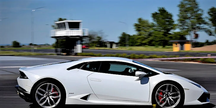 Adrenalínová jazda na okruhu Hradec Králové na luxusných autách Ferrari, Porsche, Aston Martin,McLaren, BMW alebo Lamborghini! Palivo v cene!