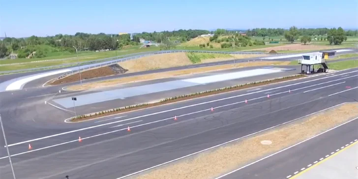 Adrenalínová jazda na okruhu Hradec Králové na luxusných autách Ferrari, Porsche, Aston Martin,McLaren, BMW alebo Lamborghini! Palivo v cene!