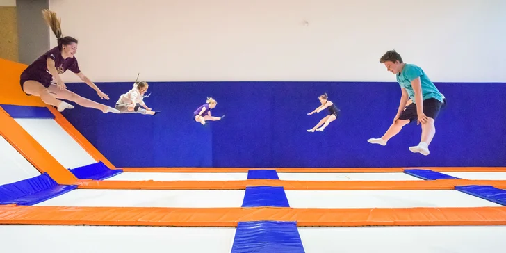 Hodinové bláznenie sa na trampolínach v aréne ENHA Freestyle