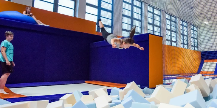 Hodinové bláznenie sa na trampolínach v aréne ENHA Freestyle