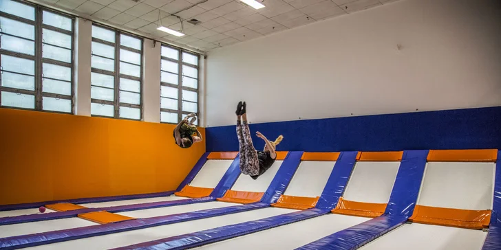 Hodinové bláznenie sa na trampolínach v aréne ENHA Freestyle