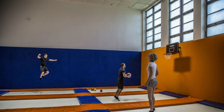 Hodinové bláznenie sa na trampolínach v aréne ENHA Freestyle